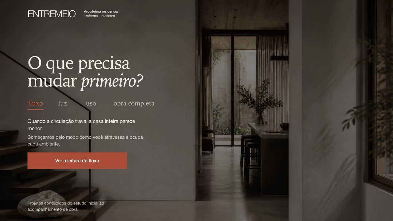 Site conceitual Entremeio com fotografia de arquitetura residencial